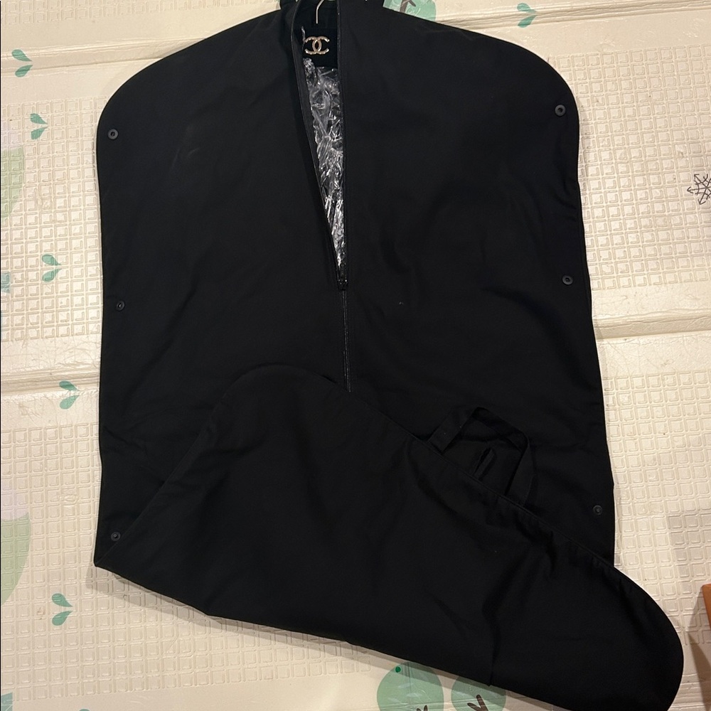 CHANEL Black Garment Cover and hanger with CHANEL logo - Picture 4 of 4